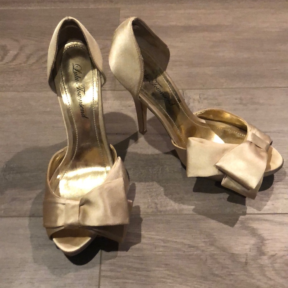 Gold heels with bow detail